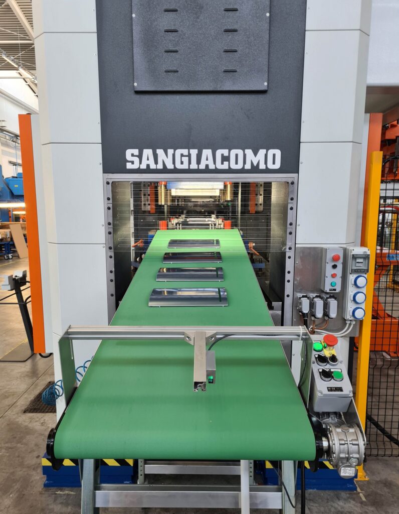 prensa de estampación metálica en funcionamiento