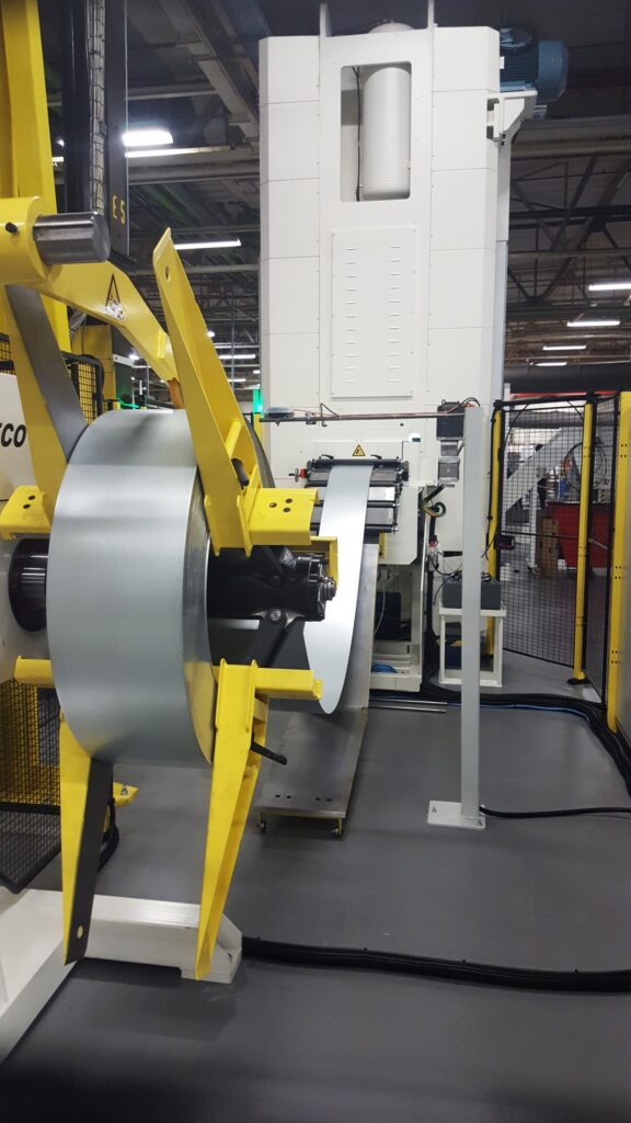 equipo técnico de Mecmain junto a maquinaria industrial