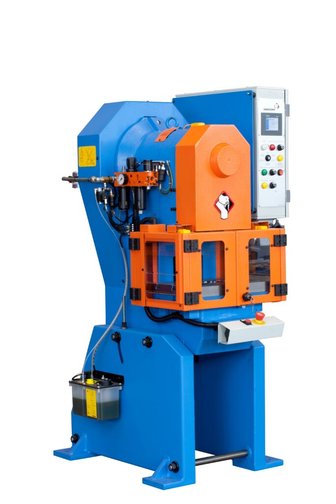 detalle de prensa mecánica en proceso de estampado